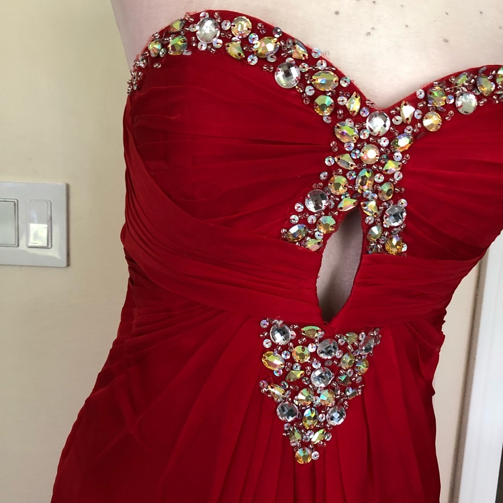 Red chiffon with front keyhole - Picture 12 of 14